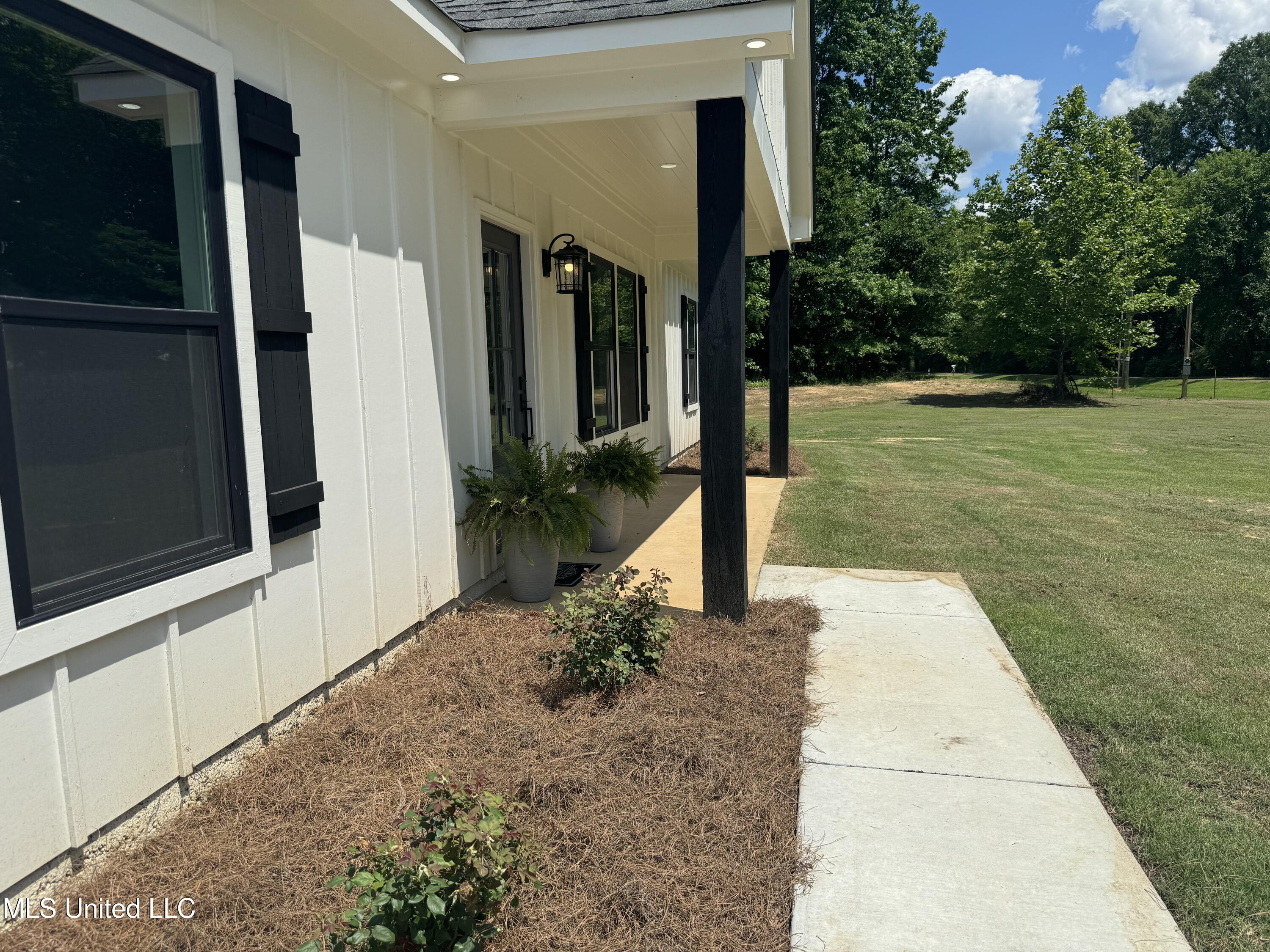 50 Rays Cove Grenada, MS 38901 - Photo 2 of 14 10795-02