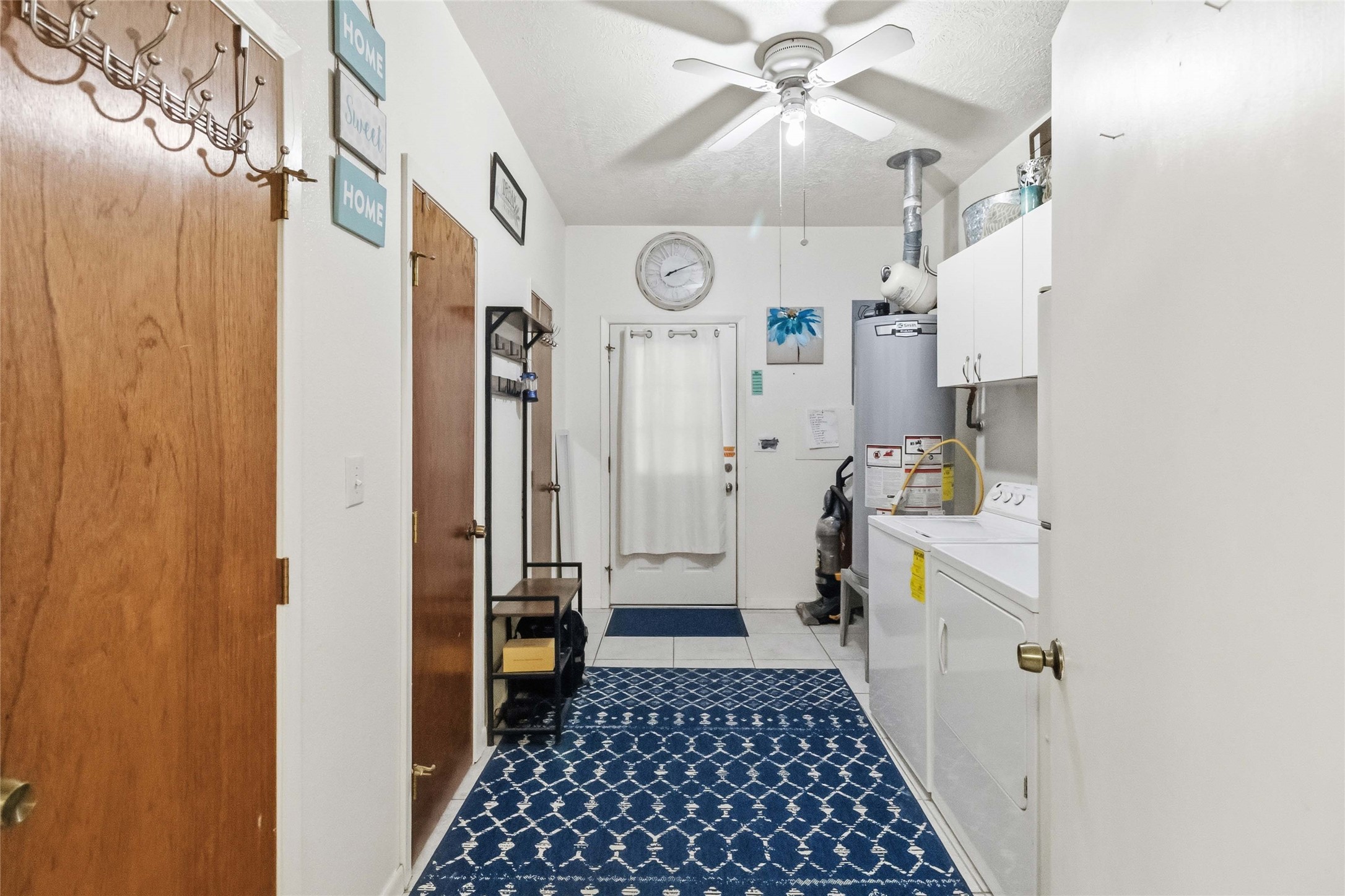 581 State Highway 95 Elgin, TX 78621 - Photo 24 of 30 a view of a hallway with a white walls
