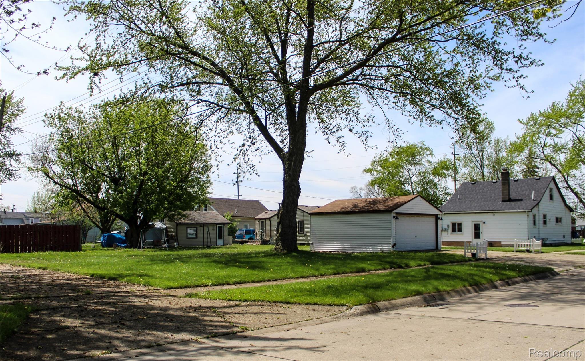 25294 Peter Kaltz Road Warren, MI 48091 - Photo 33 of 33 Yard.jpg