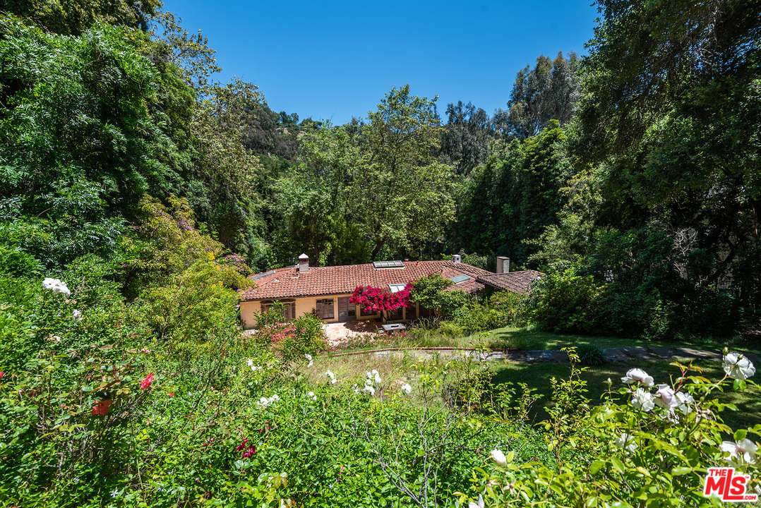 1491 Stone Canyon Road Los Angeles, CA 90077 - Photo 20 of 27 a view of a back yard