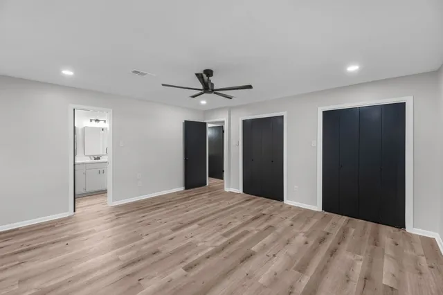 a view of a livingroom with a ceiling fan & entryway