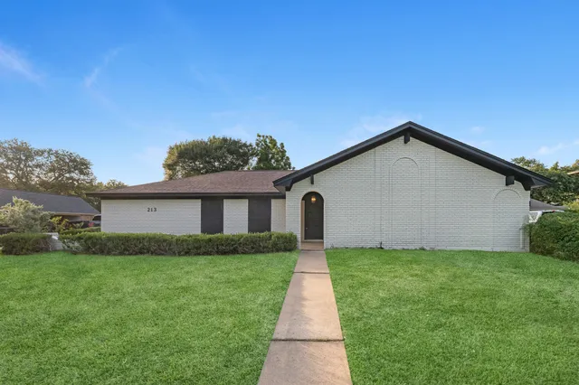 $393,000 | 213 Westview Drive, Sealy, TX 77474