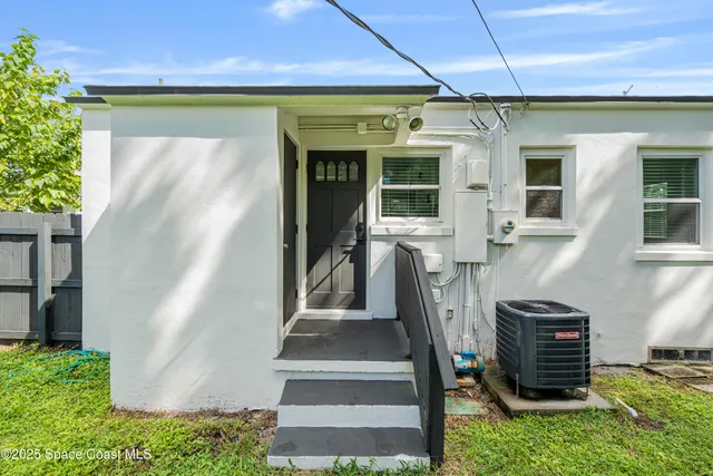a view of a back yard