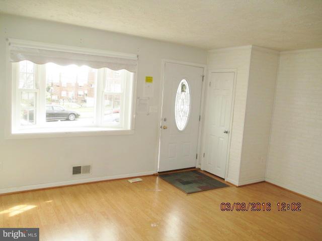 4412 Scotia Road Baltimore, MD 21227 - Photo 3 of 17 Living Room