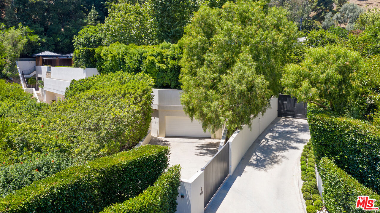1192 Cabrillo Drive Beverly Hills, CA 90210 - Photo 2 of 43 a view of a yard