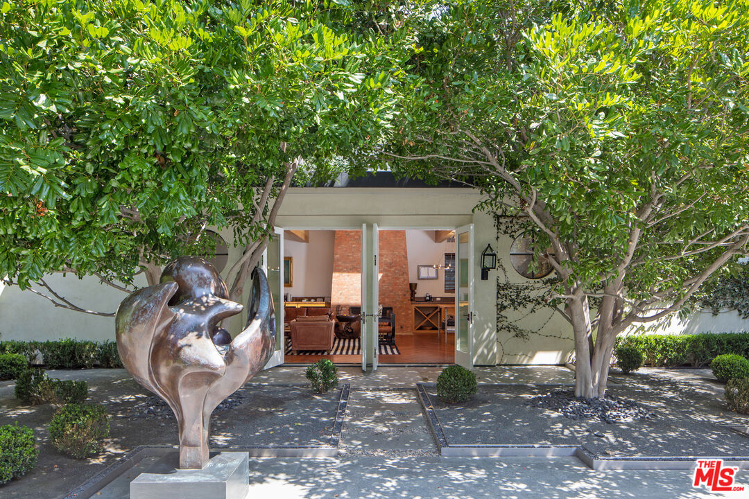 1192 Cabrillo Drive Beverly Hills, CA 90210 - Photo 38 of 43 a view of a chair and table in backyard