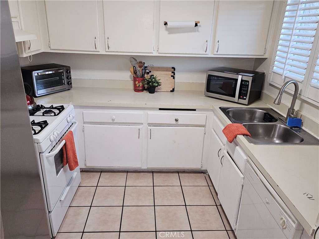 9431 Shadowood Drive, Unit E Montclair, CA 91763 - Photo 32 of 72