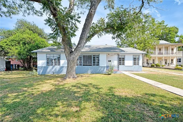 $1,950 | 268 East Mill Street, New Braunfels, TX 78130