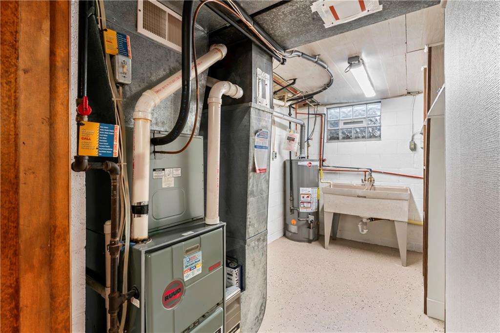 133 Tory Road Coraopolis, PA 15108 - Photo 44 of 48 a utility room with dryer and washer