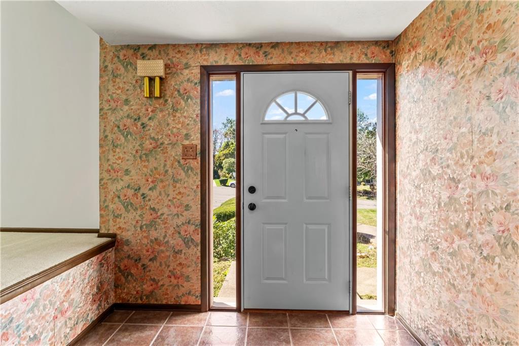 133 Tory Road Coraopolis, PA 15108 - Photo 10 of 48 an empty room with mirror
