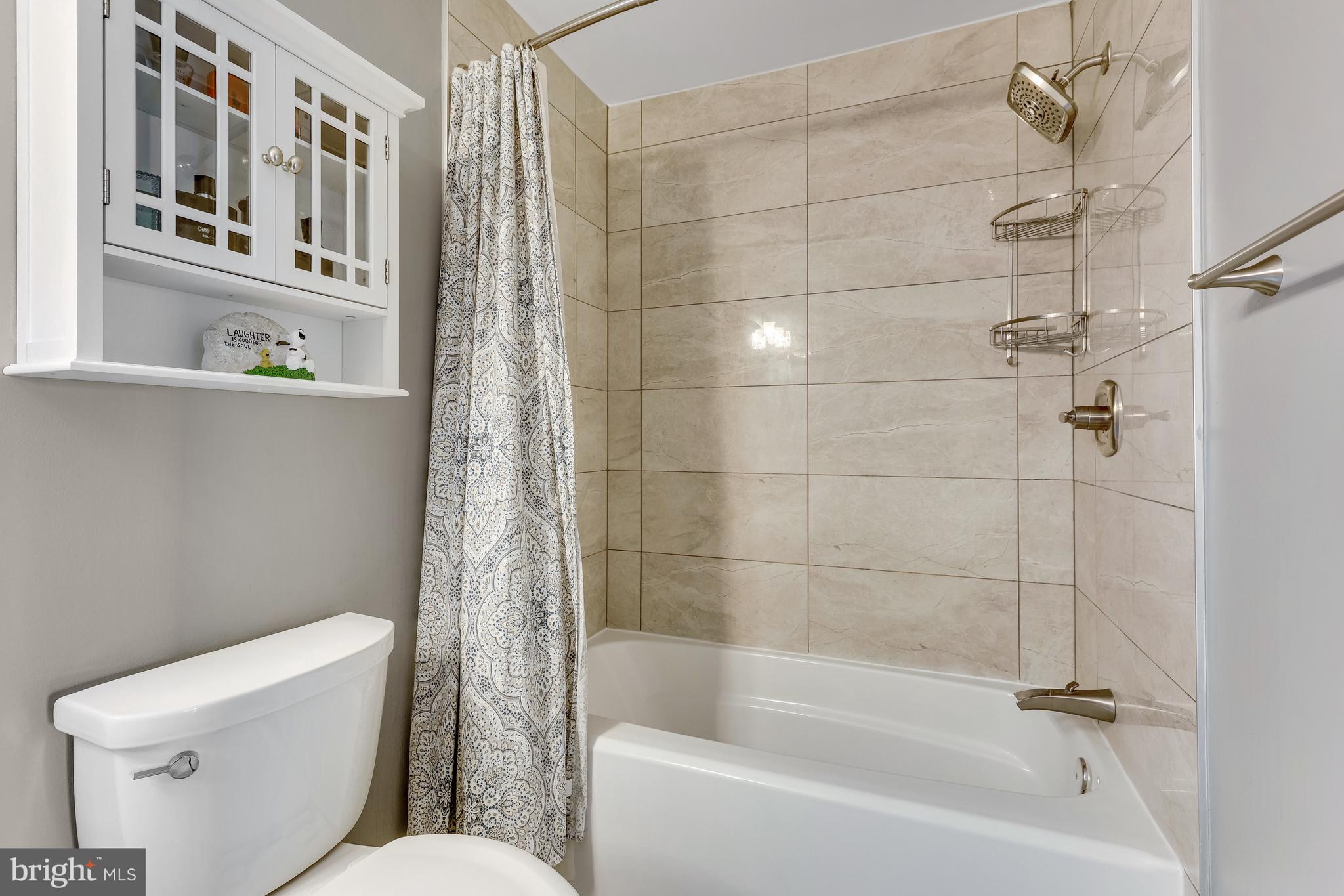 521 Constellation Square Southeast, Unit J Leesburg, VA 20175 - Photo 25 of 37 a bathroom with a toilet and a bathtub