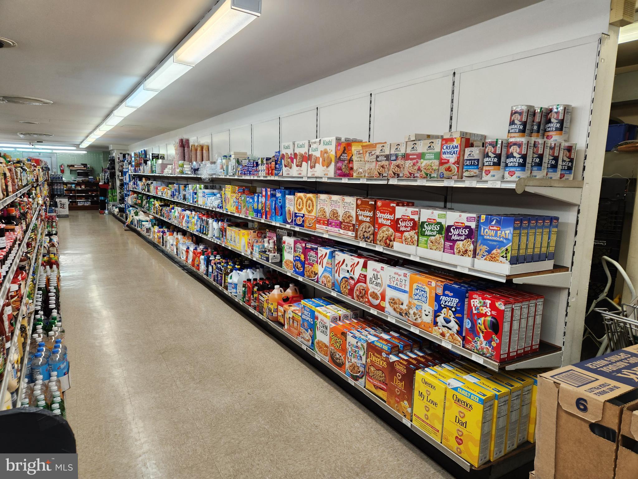 4201 Cathedral Avenue Northwest, Unit 1012E Washington, DC 20016 - Photo 16 of 18 a room with lots of books