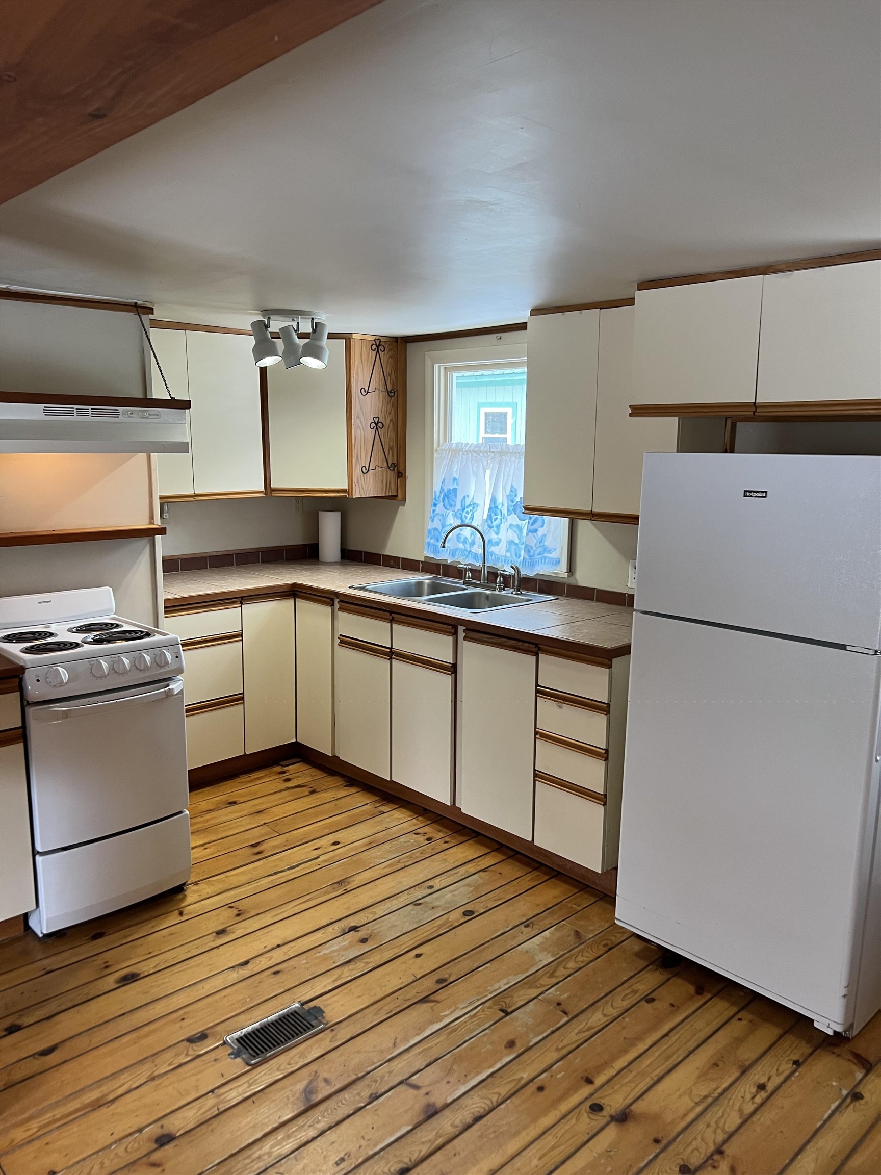 58 Valley Road Brattleboro, VT 05301 - Photo 3 of 18 Gallery Image 3