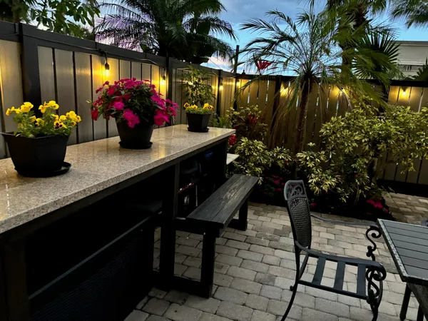 $2,200 | 1830 Embassy Drive, Unit 123, West Palm Beach, FL 33401