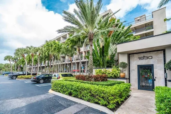 $2,200 | 1830 Embassy Drive, Unit 123, West Palm Beach, FL 33401
