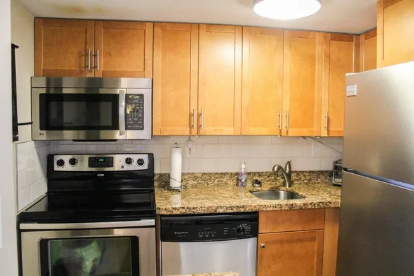 $2,200 | 1830 Embassy Drive, Unit 123, West Palm Beach, FL 33401