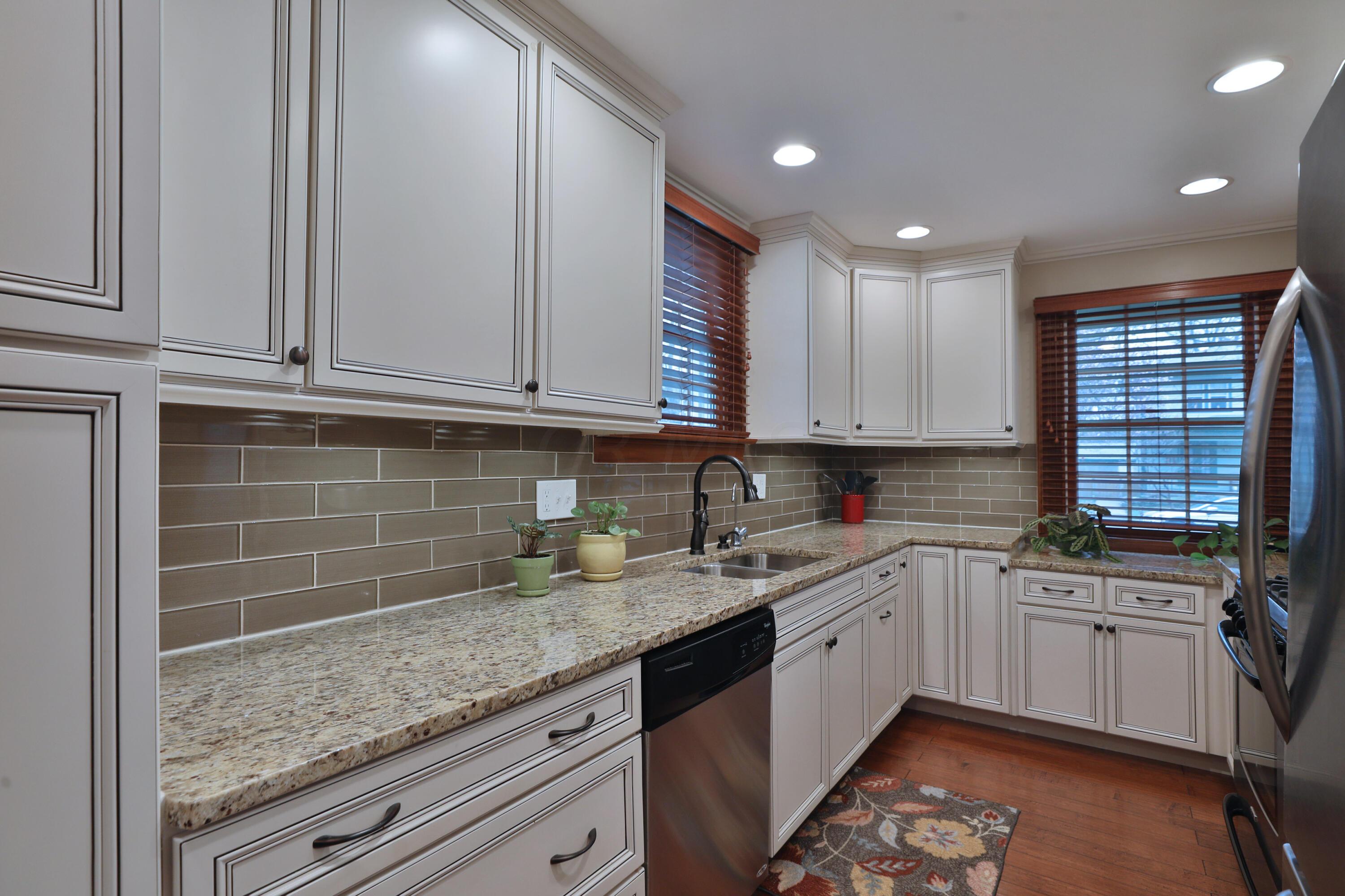 390 East Beaumont Road Columbus, OH 43214 - Photo 14 of 52 Eat-in kitchen