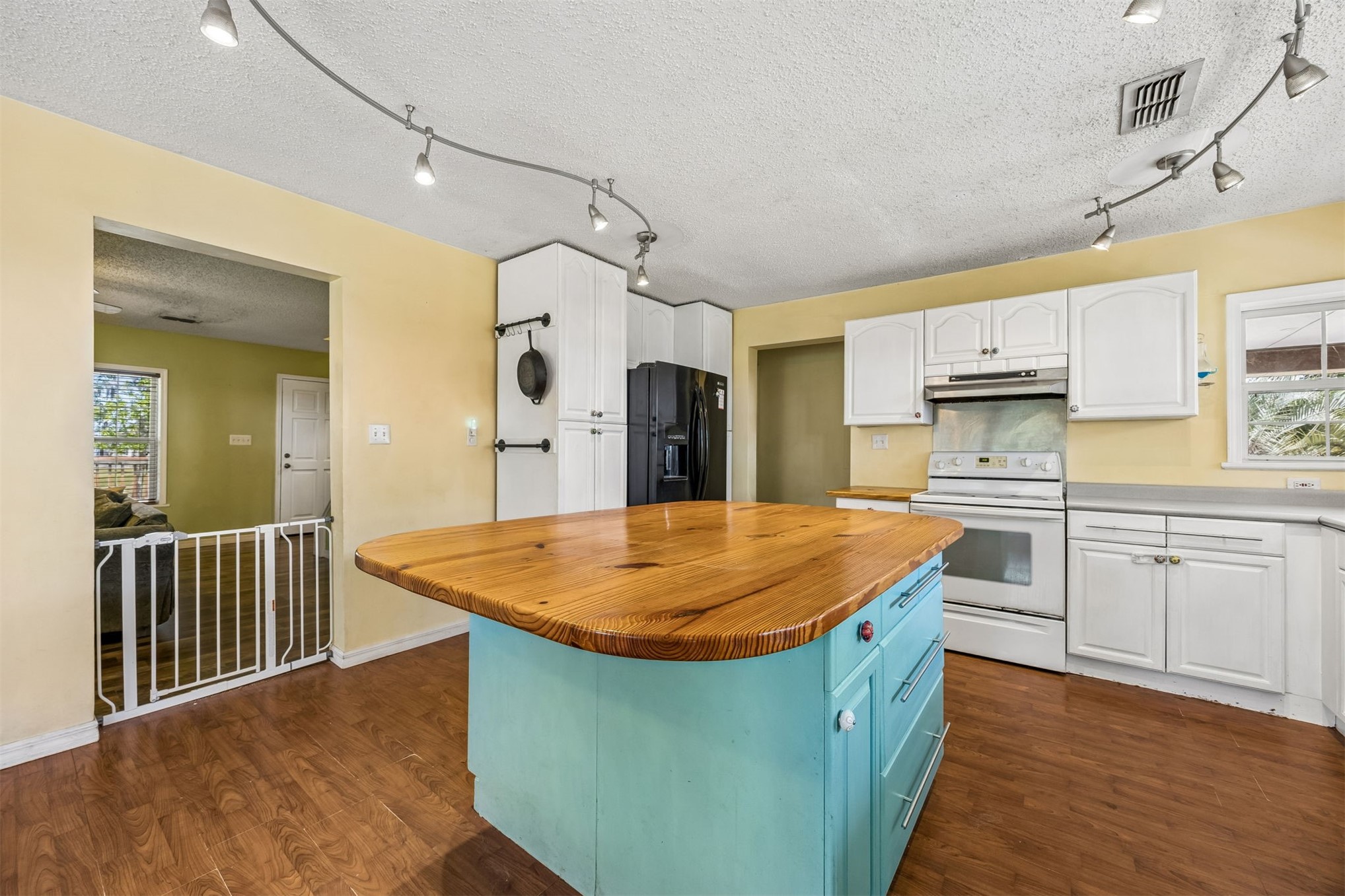 85013 Avant Road Yulee, FL 32097 - Photo 6 of 46 a kitchen with stainless steel appliances granite countertop a kitchen island a stove a sink and a refrigerator