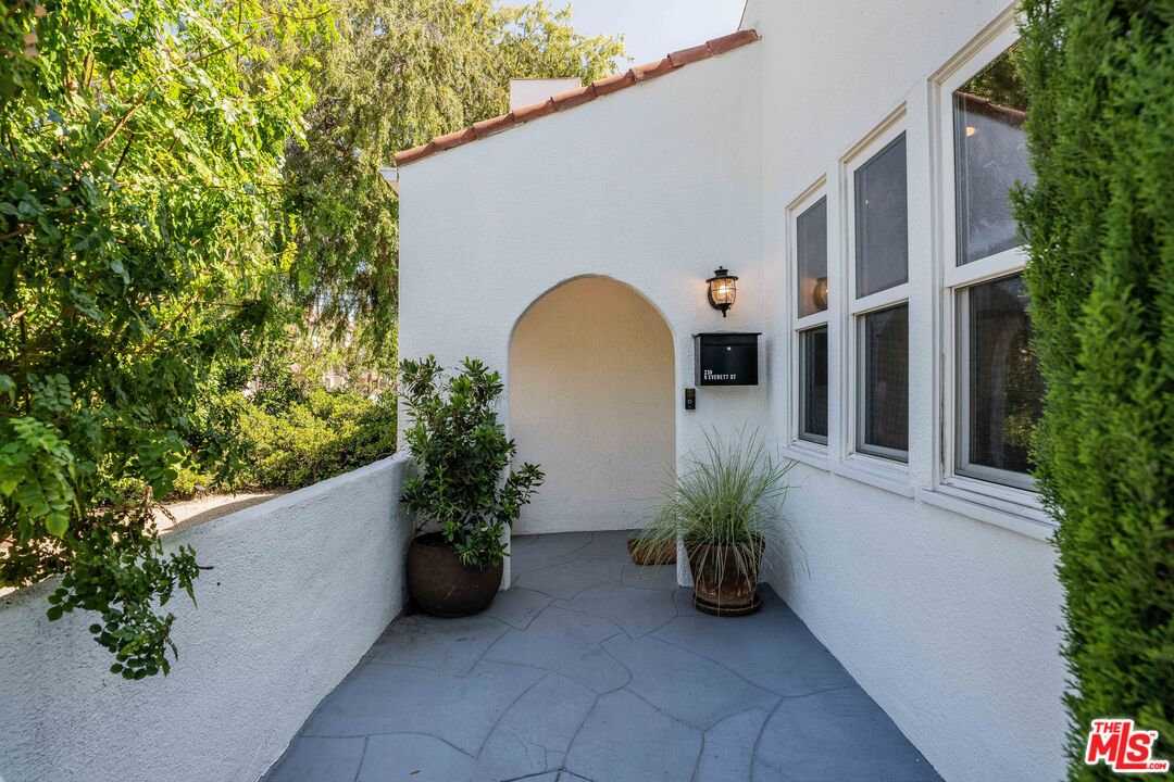 239 North Everett Street Glendale, CA 91206 - Photo 2 of 26