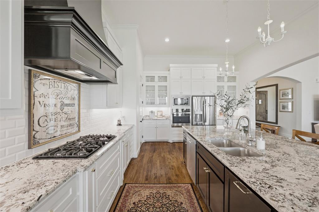 318 Arapahoe Ridge Weatherford, TX 76087 - Photo 12 of 40 Kitchen with 5-burner gas stovetop
