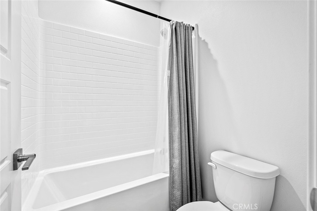 9560 Hammock Place Rancho Cucamonga, CA 91730 - Photo 23 of 48 a bathroom with a toilet and a bathtub