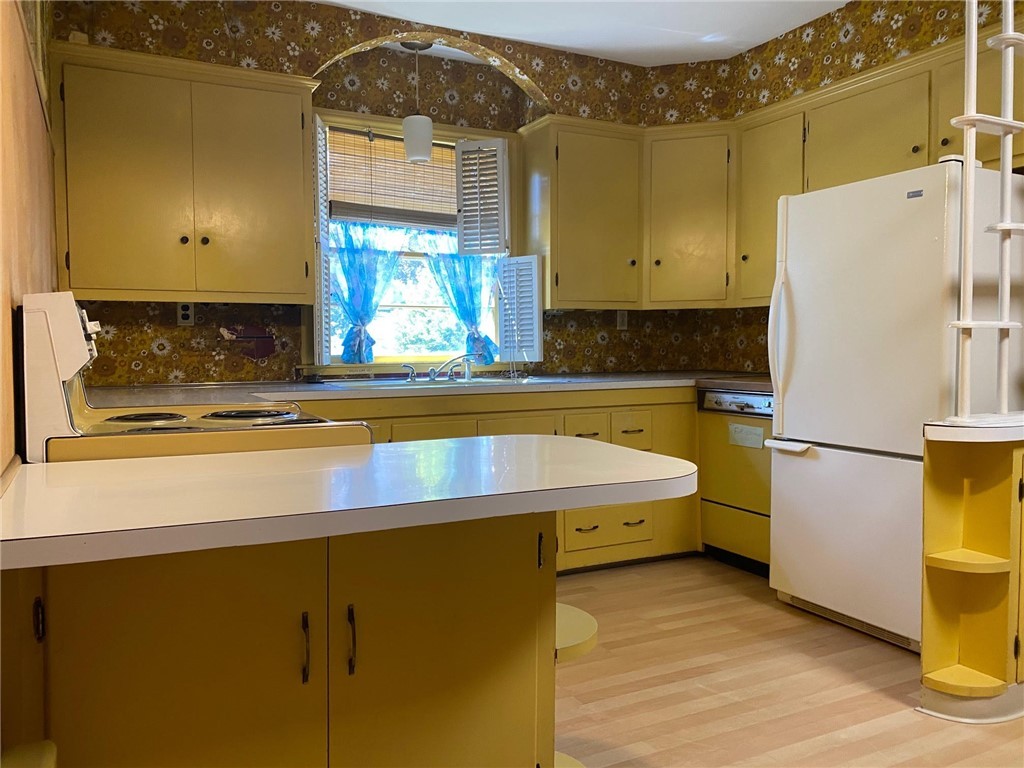 76 Rangeley Road Cranston, RI 02920 - Photo 13 of 49
