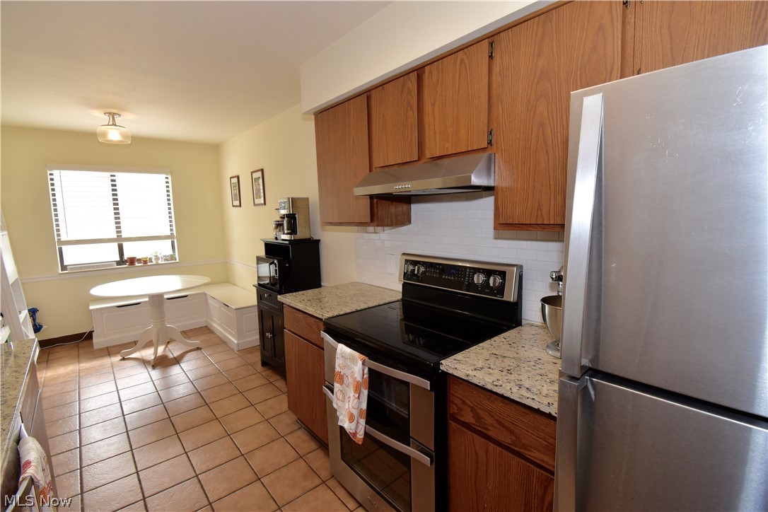 973 Hampton Ridge Drive Akron, OH 44313 - Photo 2 of 25 Gallery Image 2