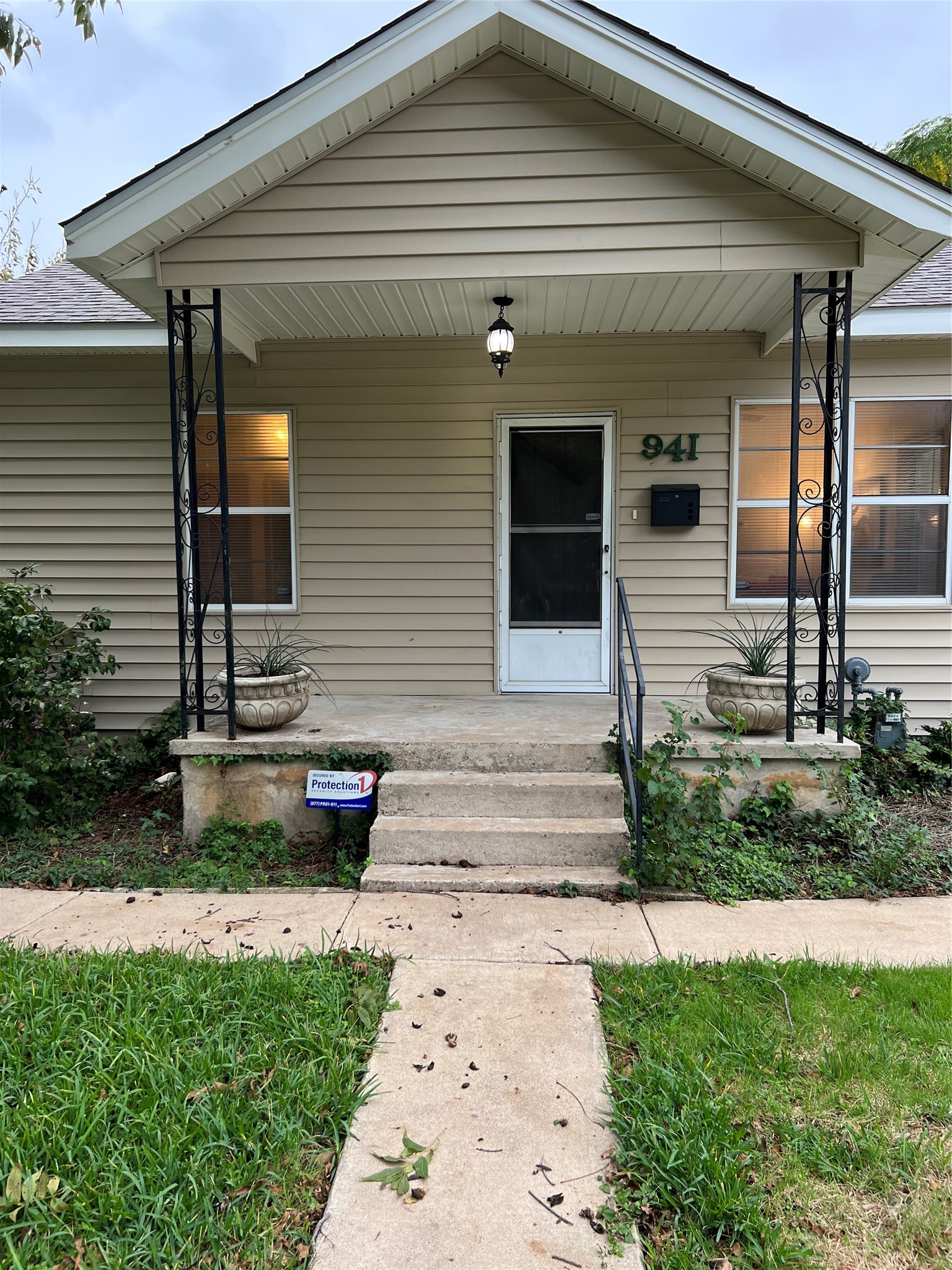 941 East 52nd Street Austin, TX 78751 - Photo 2 of 26 a front view of house with yard