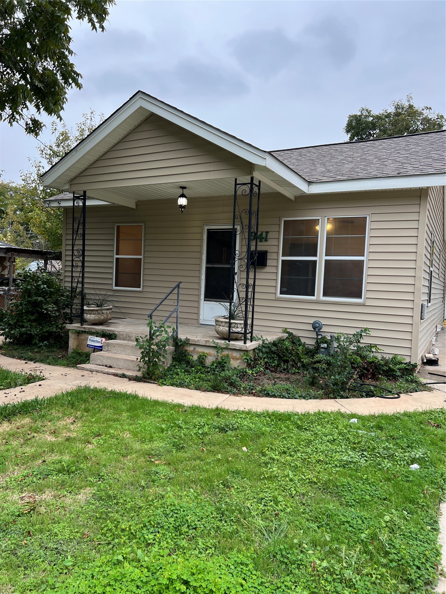 941 East 52nd Street Austin, TX 78751 - Photo 4 of 26 a front view of a house with a yard