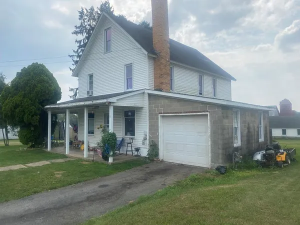 a view of a house with backyard and porch