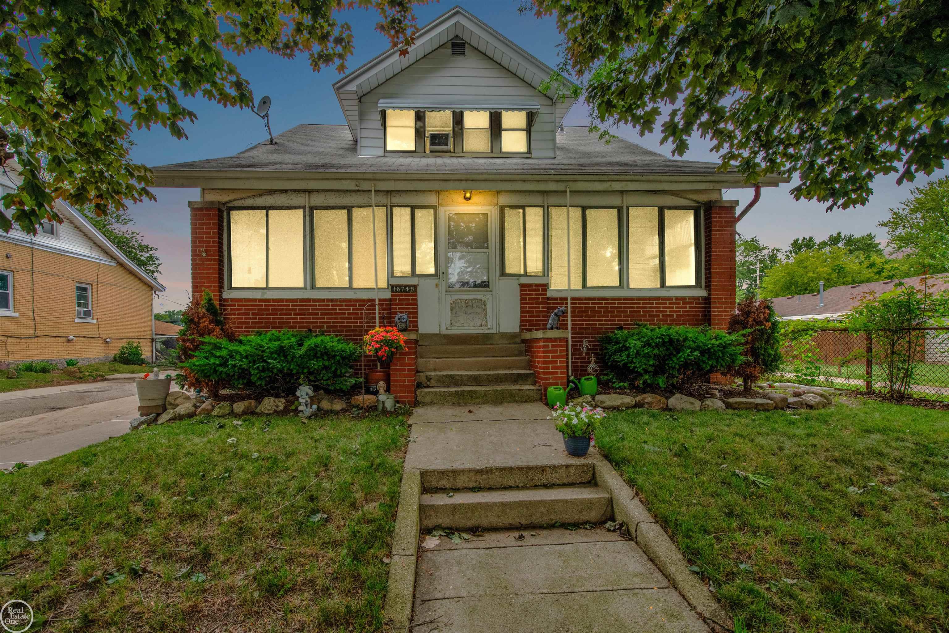 18745 Common Road Roseville, MI 48066 - Photo 3 of 29 50182335-087caaf8-7ecd-4467-9e1e-0fb0f77062a2.JPG