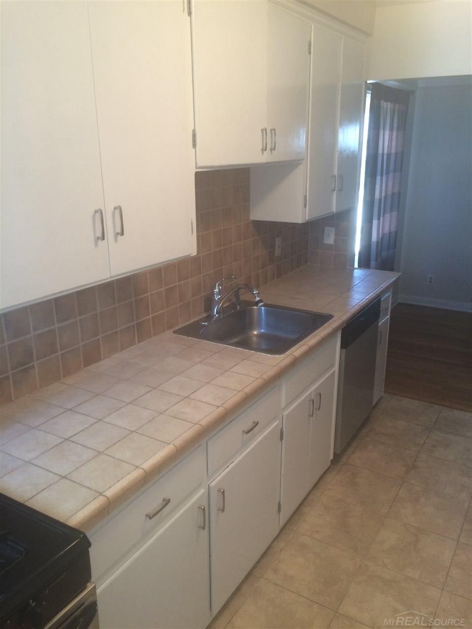 23751 Roxana Avenue Eastpointe, MI 48021 - Photo 5 of 20 31301237-4.JPG