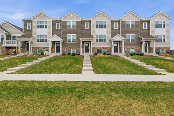 $2,950 | 217 Goldenrod Drive, Elgin, IL 60124