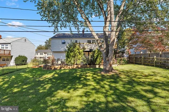 a view of a yard in front of house