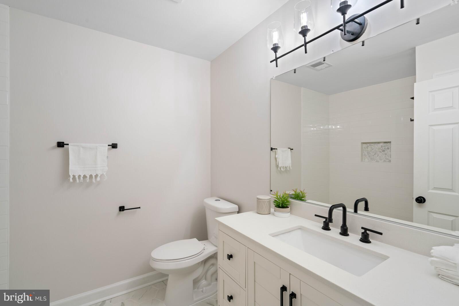 7041 Gatsby Road Manassas, VA 20112 - Photo 46 of 74 UL Full Bathroom #2