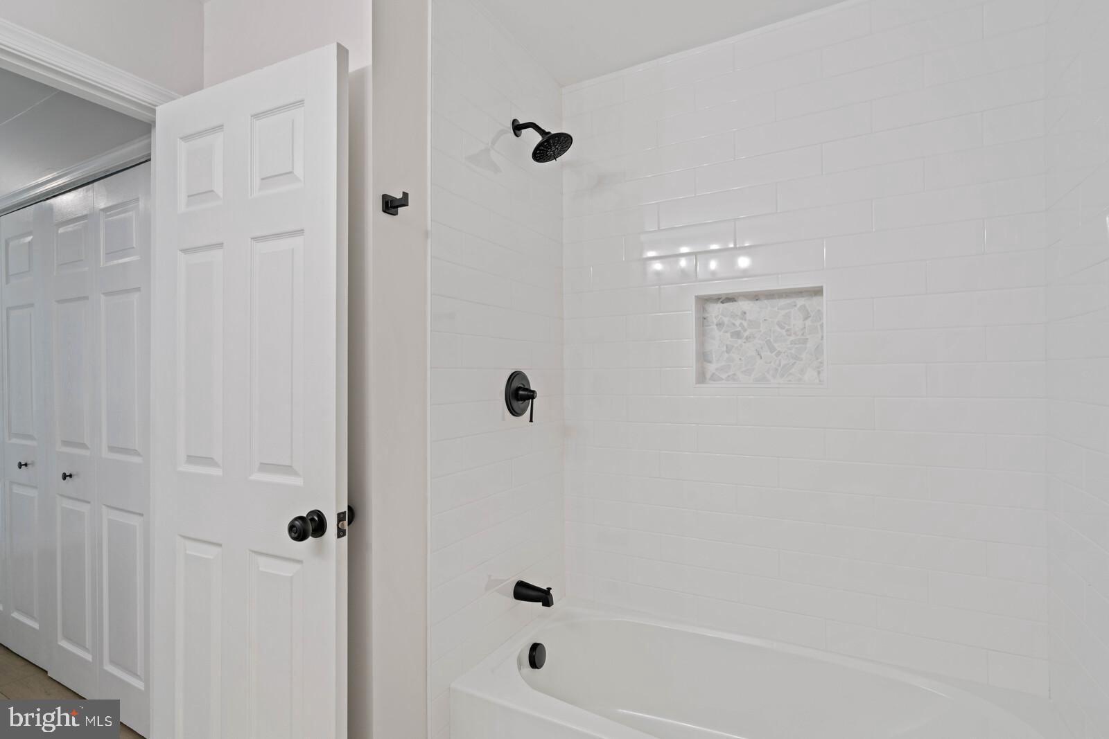 7041 Gatsby Road Manassas, VA 20112 - Photo 47 of 74 Subway Tile Surround in UL Fall Bathroom #2