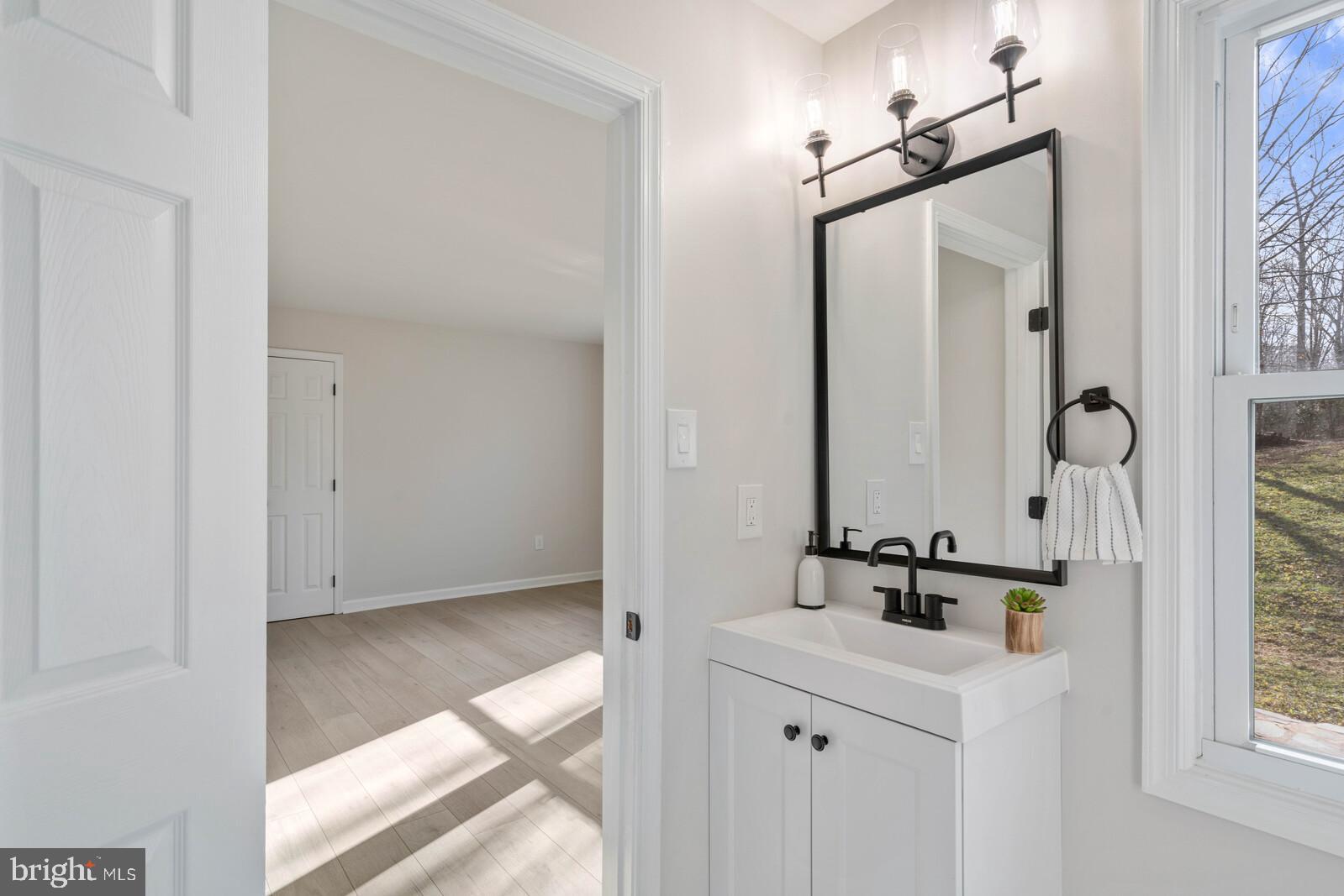 7041 Gatsby Road Manassas, VA 20112 - Photo 51 of 74 Full Bathroom off of ML Bedroom