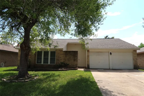 $2,300 | 17122 Coachmaker Drive, Friendswood, TX 77546