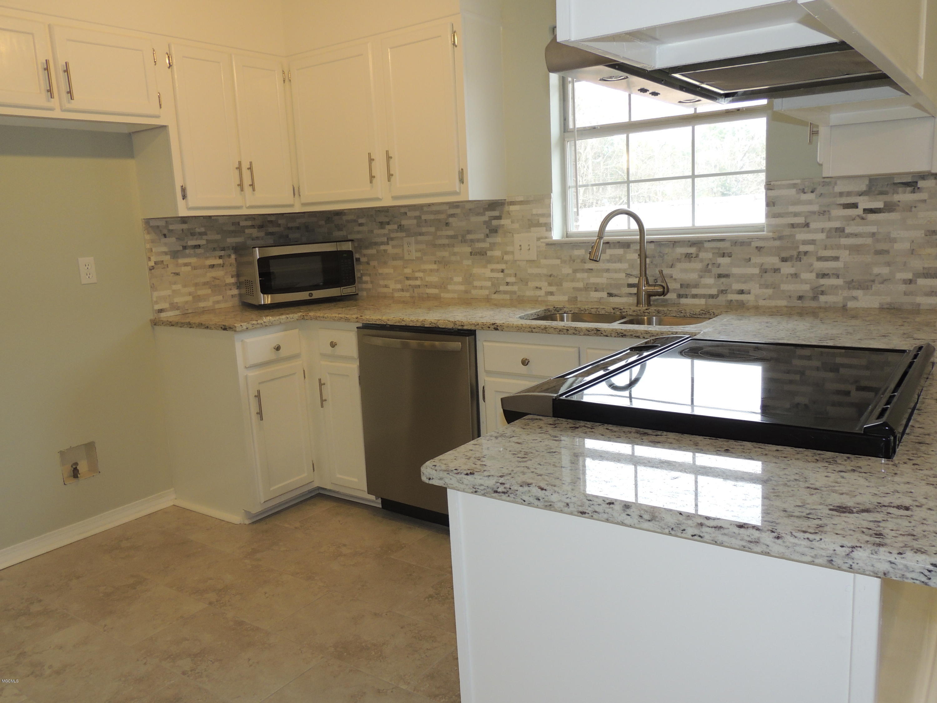 7825 Ridgecrest Circle Biloxi, MS 39532 - Photo 4 of 57 2018-12-19 15.18.28