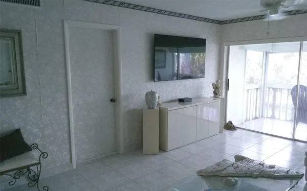 $3,500 | 460 Paradise Isle Boulevard, Unit 301, Hallandale Beach, FL 33009