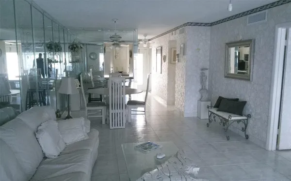 $3,500 | 460 Paradise Isle Boulevard, Unit 301, Hallandale Beach, FL 33009