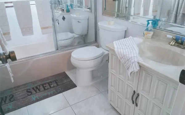 $3,500 | 460 Paradise Isle Boulevard, Unit 301, Hallandale Beach, FL 33009