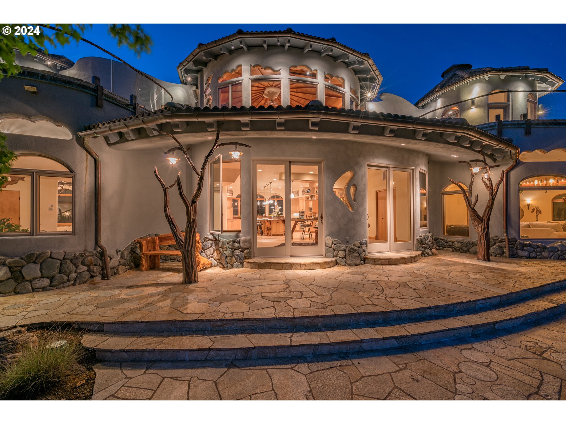 2700 North Valley View Road Ashland, OR 97520 - Photo 11 of 48