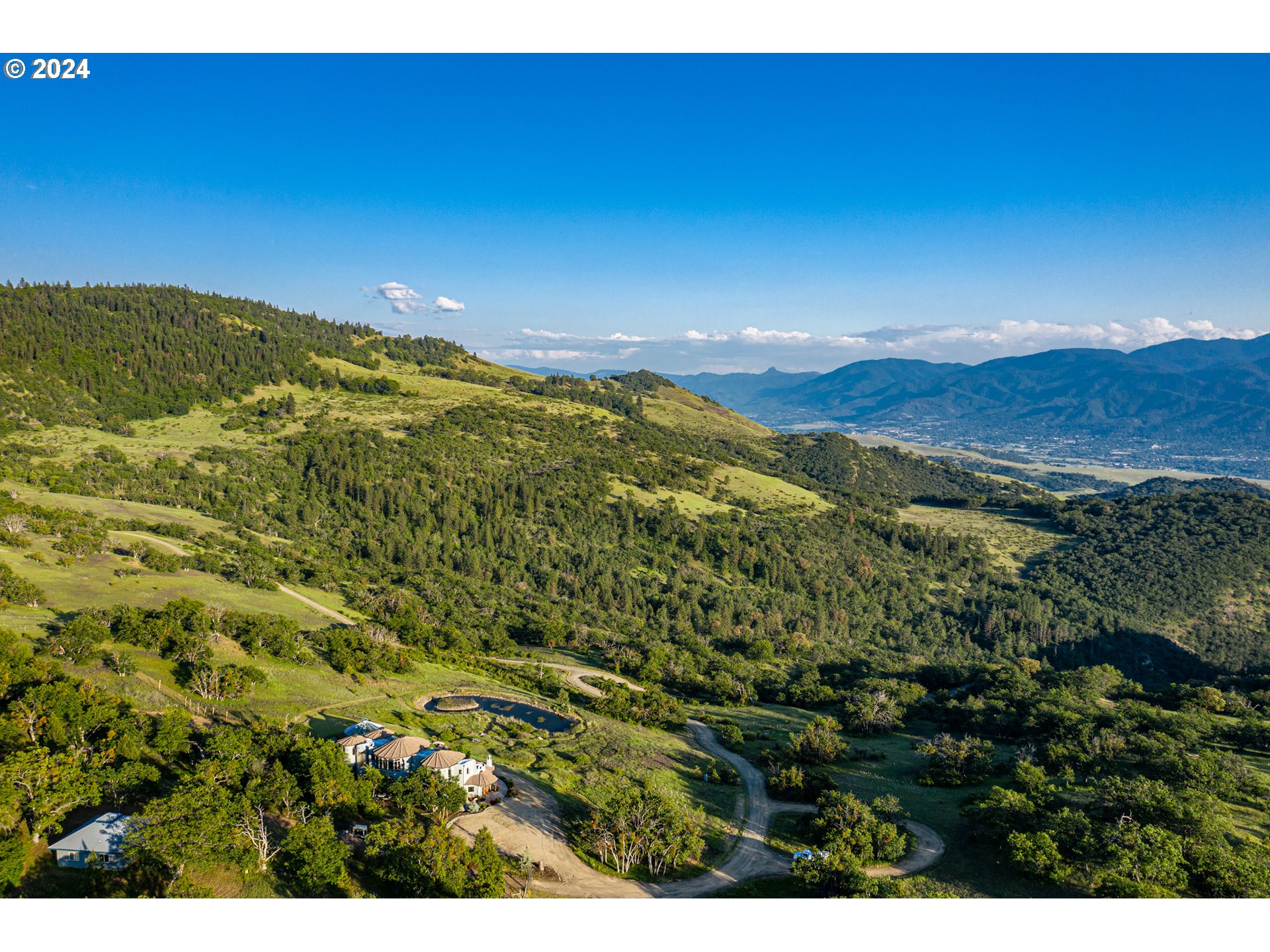 2700 North Valley View Road Ashland, OR 97520 - Photo 4 of 48