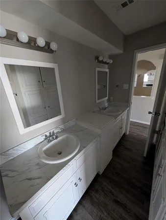 $2,150 | 2009 Ming Drive, Edgecliff Village, TX 76134