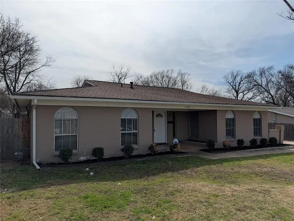 $2,150 | 2009 Ming Drive, Edgecliff Village, TX 76134