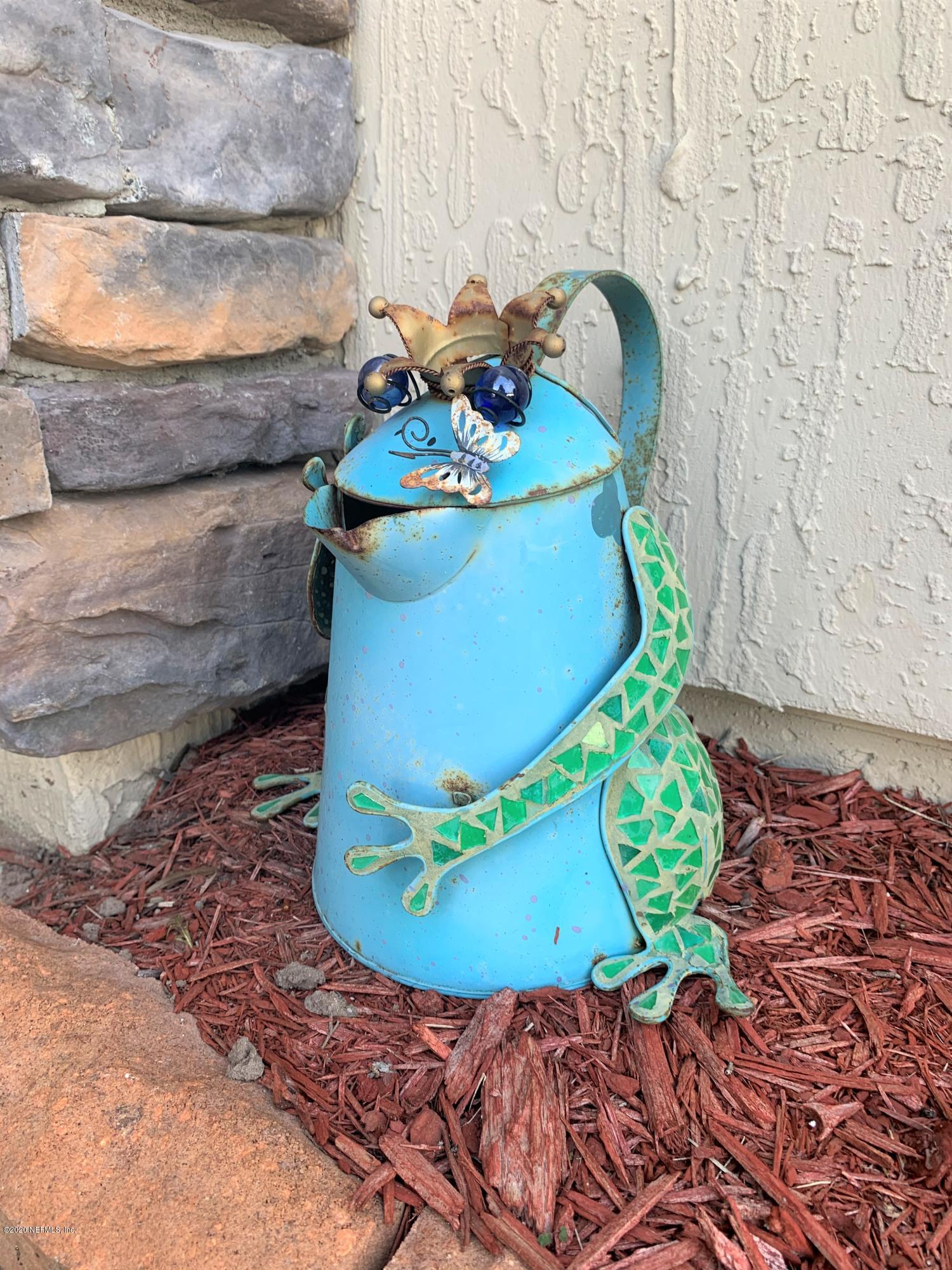 16007 Hutton Lane Jacksonville, FL 32218 - Photo 4 of 29 a vase of flowers sitting on a table