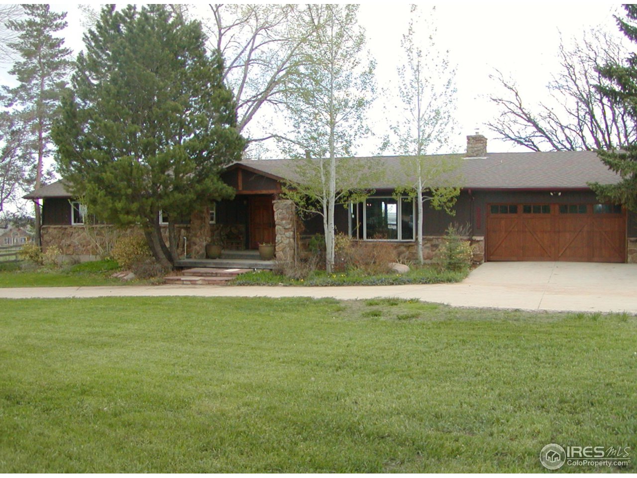 3262 Nebo Road Boulder, CO 80302 - Photo 4 of 24 a backyard of a house with table and chairs