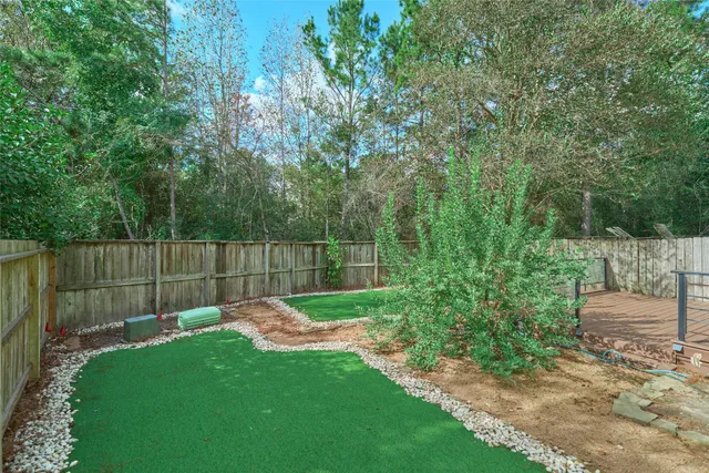 a view of a back yard