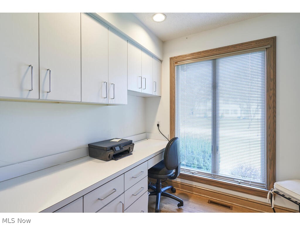 875 Hunter Ridge Circle Fairlawn, OH 44333 - Photo 13 of 34 Small nook for office space also with hardwood floors